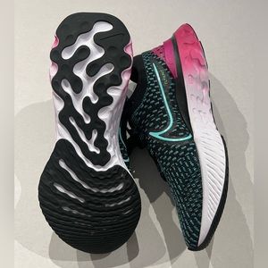 Nike FlyKnit react infinity sneakers size 9 blue/pink/black NEVER WORN